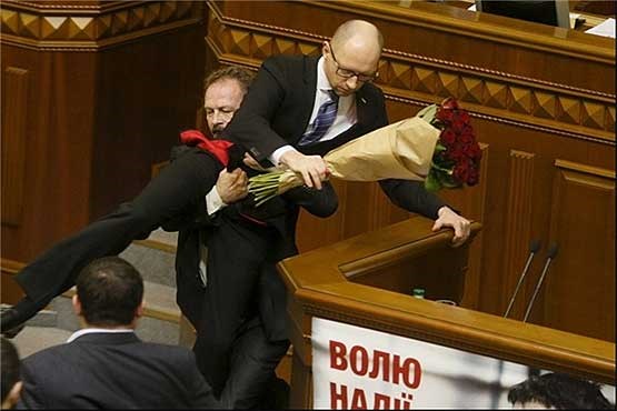  حمله نماینده مجلس به نخست‌وزیر اوکراین با استفاده از فنون کشتی!