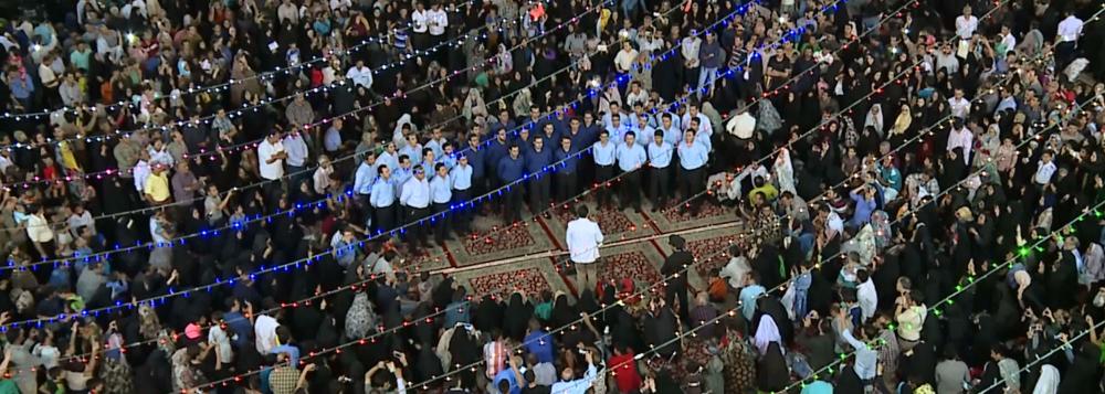اجرای سرود پابوس طوس توسط گروه نوای یاس در صحن انقلاب اسلامی حرم مطهر رضوی