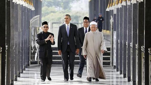  اوباما برای اولین بار به مسجد رفت