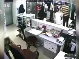 دزدی ماهرانه توسط کودک خردسال از یک فروشگاه