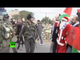 بابانوئل فلسطینی و سربازان اسرائیلی 
