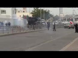 شجاعت بانوی بحرینی در مقابل تیراندازی مزدوران رژیم آل خلیفه