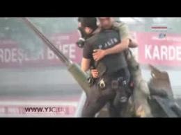 محافظت پلیس ترکیه از یک کودتاچی