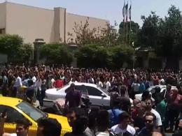 کسبه و بازاریان برای اعتراض به مسئولان خود را به مقابل مجلس شورای اسلامی رساندند!