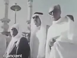 محمدرضا پهلوی در حال انجام مراسم حج