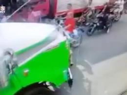 زیر گرفتن زن موتورسوار توسط کامیون!