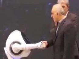 دست دادن ربات هوشمند ایرانی با وزیر اقتصاد و تشکر از او