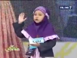 حفظ قرآن به زبان عربی و زبان اشاره توسط یک کودک