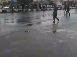 معترضین به گرانی بنزین وسط جاده ساوه فوتبال بازی کردند