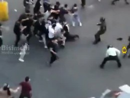 فیلم کامل به دام انداختن افسر پلیس و زدن او به قصد کشت  توسط اغتشاشگران