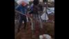 تلاش تحسین برانگیز نوجوان معلول برای ایجاد سیل بند/ پر کردن گونی‌های خاک با یک دست + فیلم