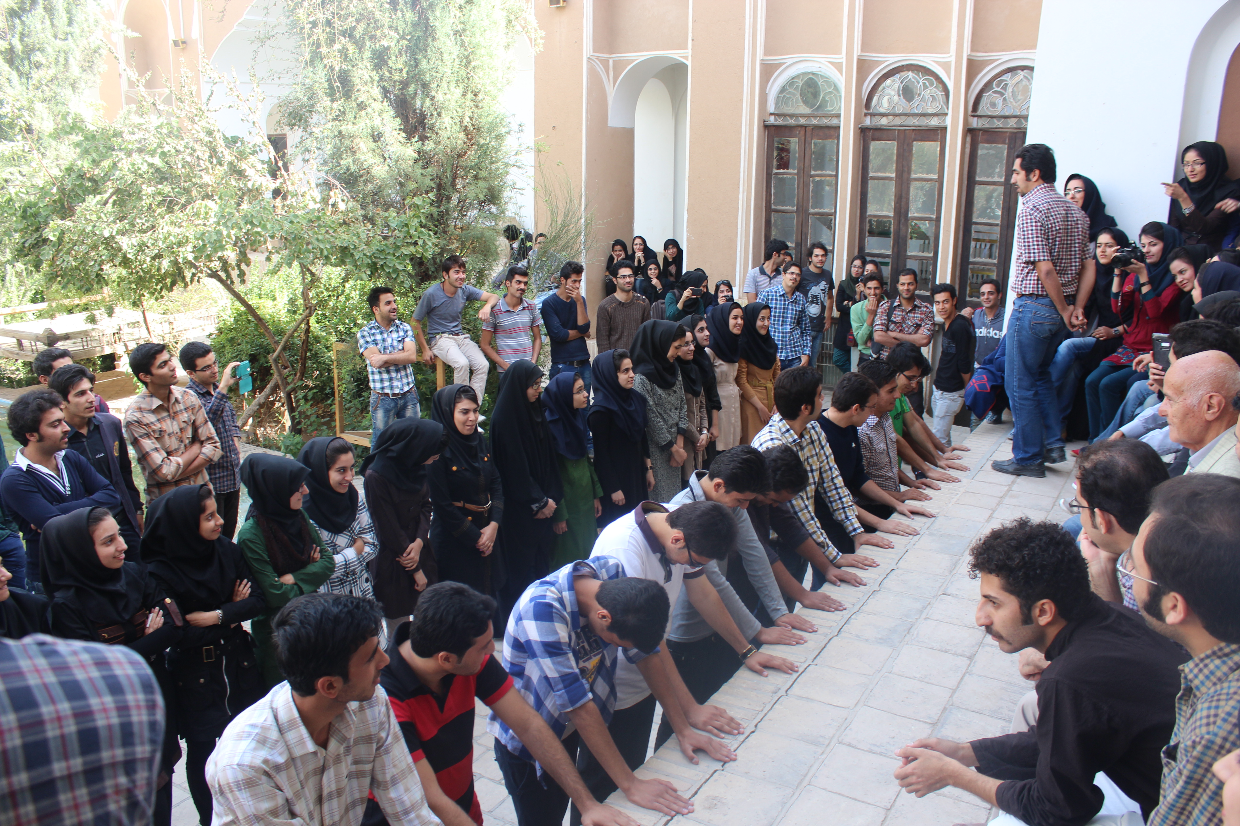 تصاویر جدید از مراسم «تحقیر دانشجویان» در دانشگاه یزد 