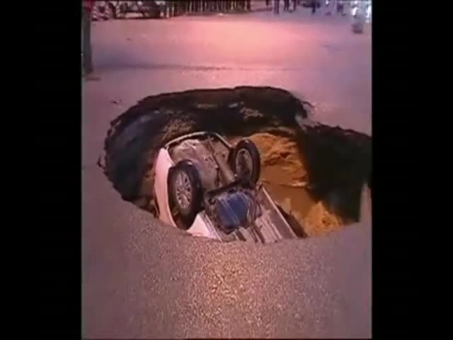 سقوط خودرو در داخل يک چاله در شرق چين