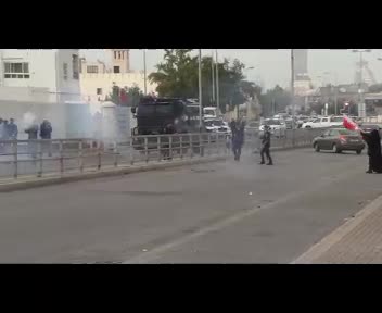 شجاعت بانوی بحرینی در مقابل تیراندازی مزدوران رژیم آل خلیفه