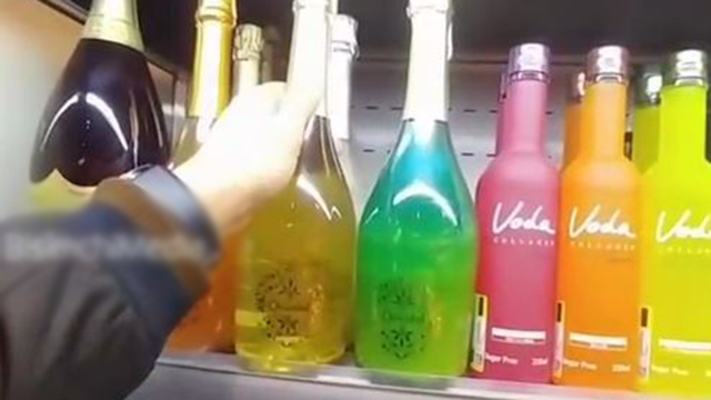 شامپاین با محتوای گَرد نقره و طلا در فروشگاهی در پاسداران تهران