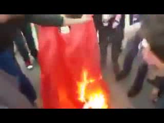 مردم بصره پرچم ترکیه را به آتش کشیدند