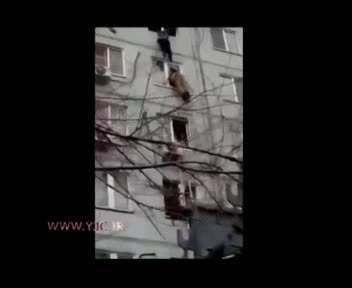 لحظه سقوط مرد از ساختمان برای فرار از آتش 