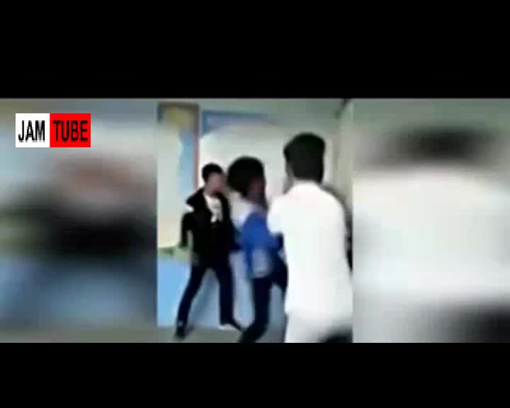 ضرب و شتم معلم به دست دانش آموزان در مدرسه 