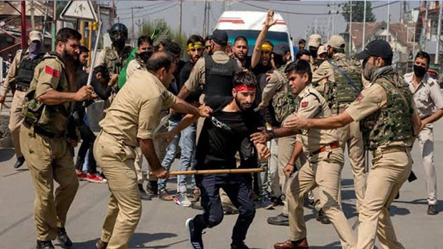 رفتار خشن پلیس هند با مسلمانان