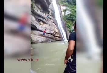 لحظه سقوط وحشتناک يك هموطن از آبشار شیرآباد(فیلم16+)