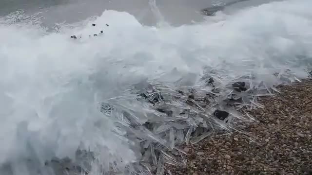  یخ زدن موج دریا هنگام حرکت!