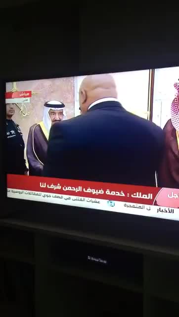 نماینده کاروان حجاج یمنی از دست دادن با پادشاه عربستان سعودی خودداری کرد.