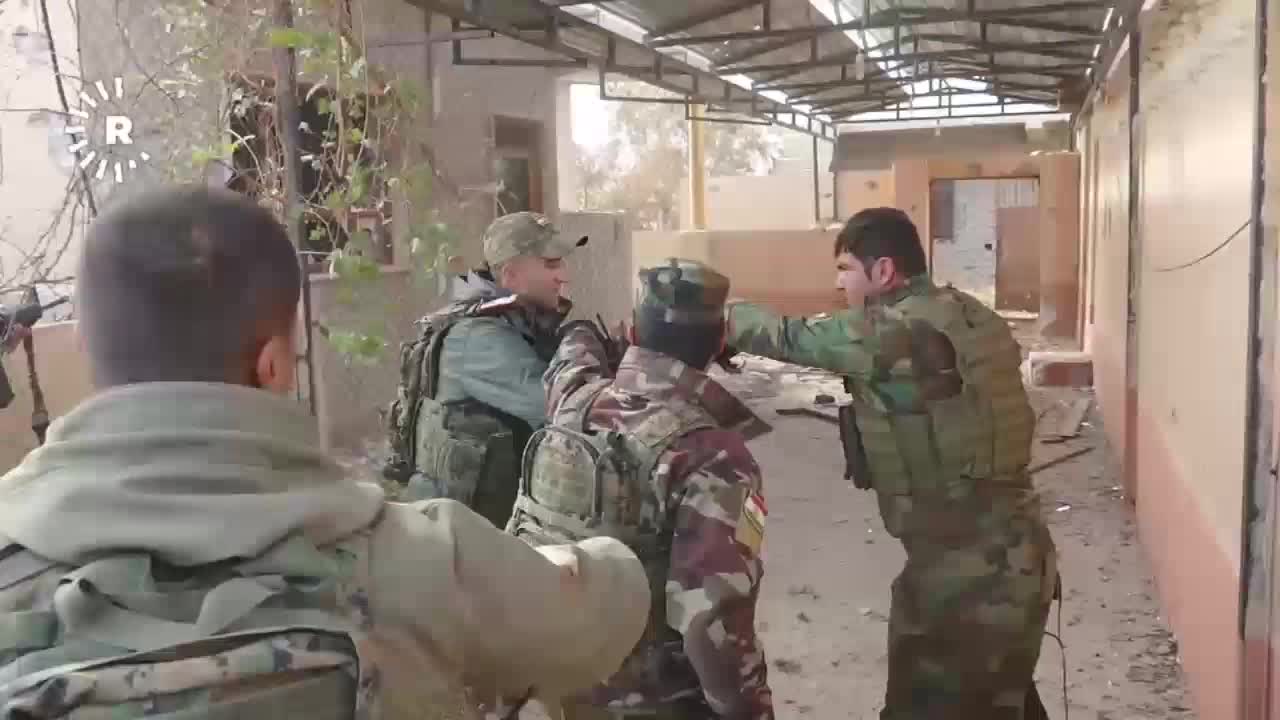 لحظه بازداشت یک داعشی در جریان عملیات آزاد سازی موصل
