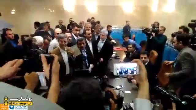 برخلاف توصیه رهبری ، احمدی نژاد در انتخابات ثبت نام کرد