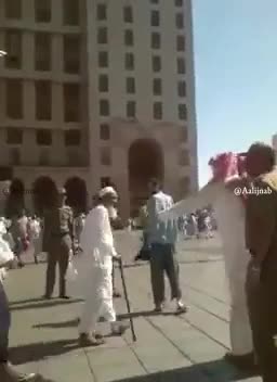  شلاق زدن یک ایرانی در ملأ عام در عربستان!