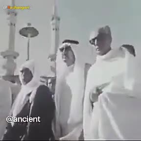 محمدرضا پهلوی در حال انجام مراسم حج