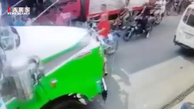 زیر گرفتن زن موتورسوار توسط کامیون!