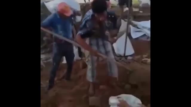 تلاش تحسین برانگیز نوجوان معلول برای ایجاد سیل بند/ پر کردن گونی‌های خاک با یک دست + فیلم
