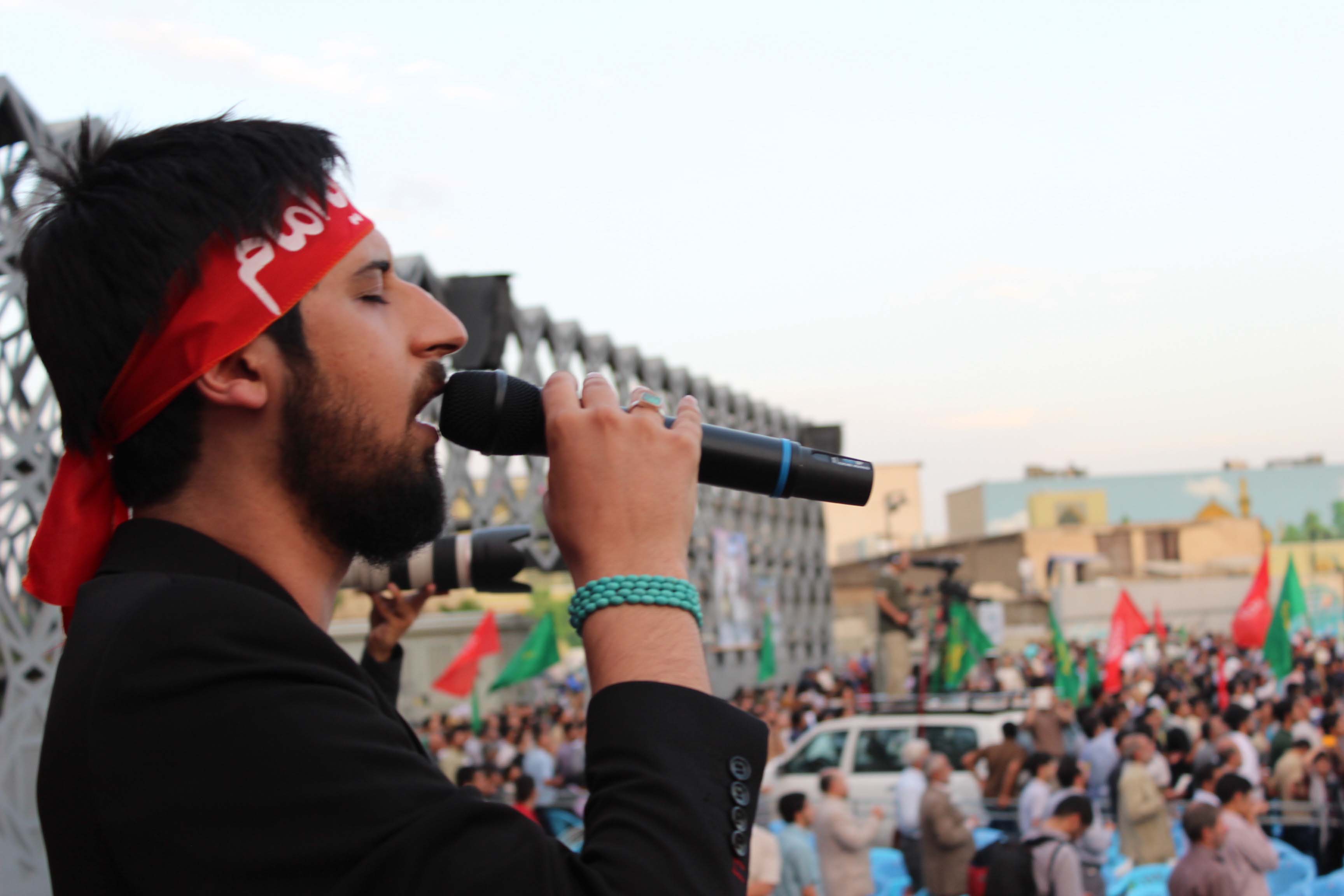 اجرای آهنگ «لبیک» حامد زمانی در میدان امام حسین(ع)
