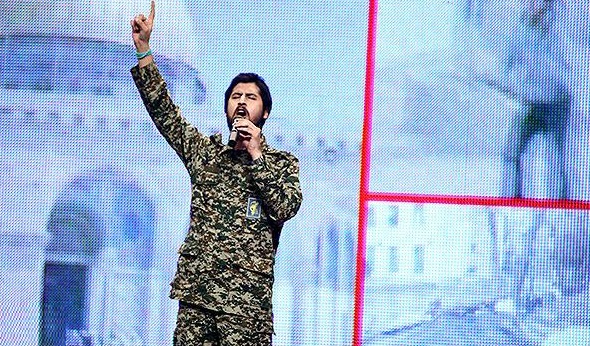 اجرای جدید حامد زمانی با لباس نظامی