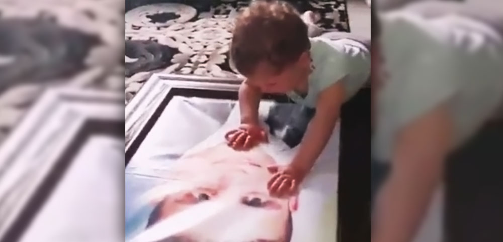 گریه کودک شهید مدافع حرم برای تصویری از پدر