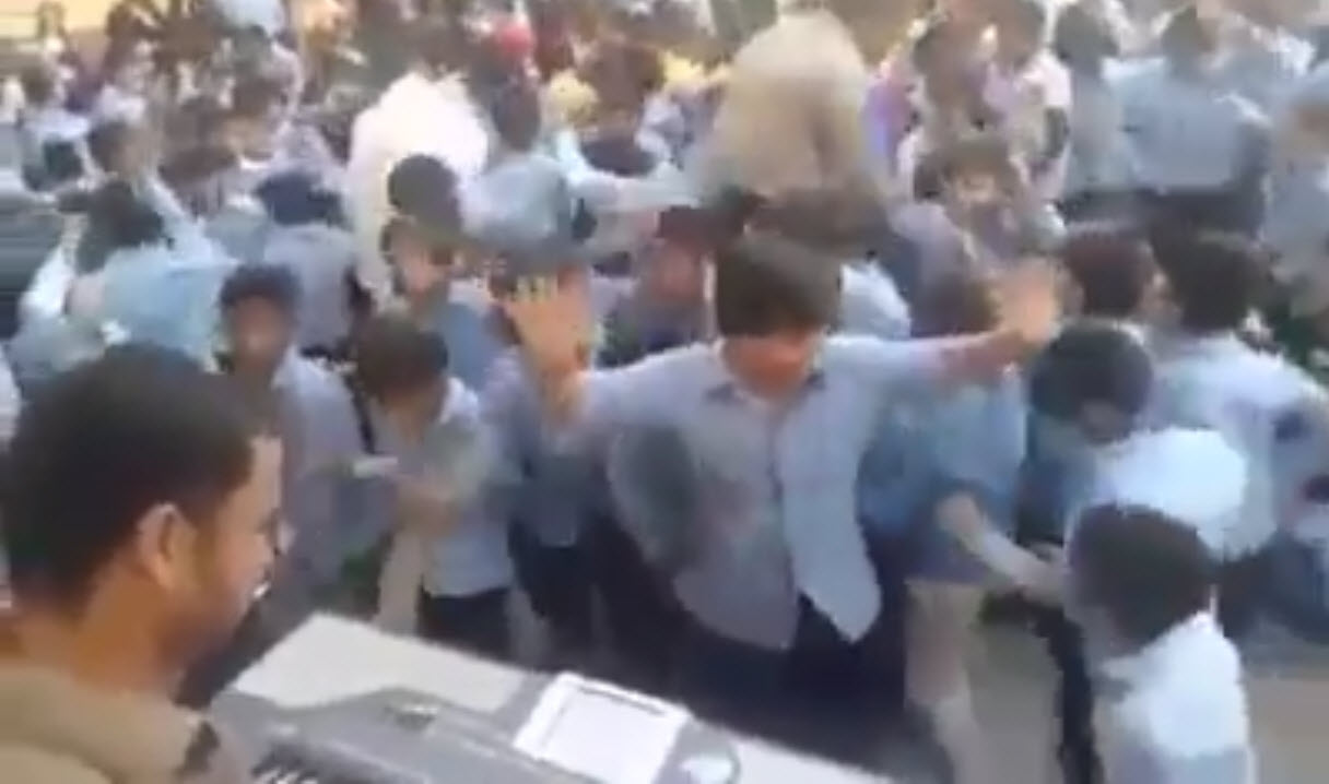 دسته گل فرهنگی در یکی از مدارس بوشهر در روز معلم!
