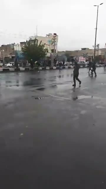 معترضین به گرانی بنزین وسط جاده ساوه فوتبال بازی کردند