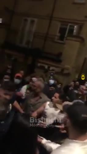 خفت کردن و کتک زدن یه بنده خدا جلوی مرکز اسلامی انگلیس در لندن توسط وحوش برانداز و تجزیه طلب