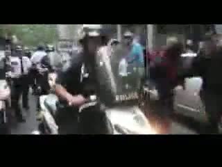 حمله پليس آمريکا به اشغال کنندگان وال استريت