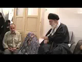 حضور رهبر انقلاب در منزل شهیدان یزدی