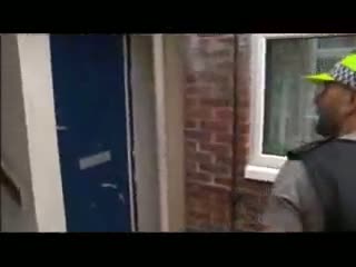 یورش پلیس به منازل شهروندان انگلیسی